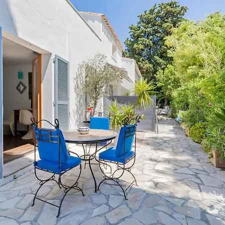 Le Patio Des Mimosas Par Dodo-a-cassis Bed and breakfast