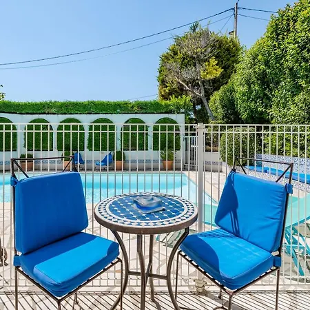 Le Patio Des Mimosas Par Dodo-a-cassis Bed & Breakfast 3*